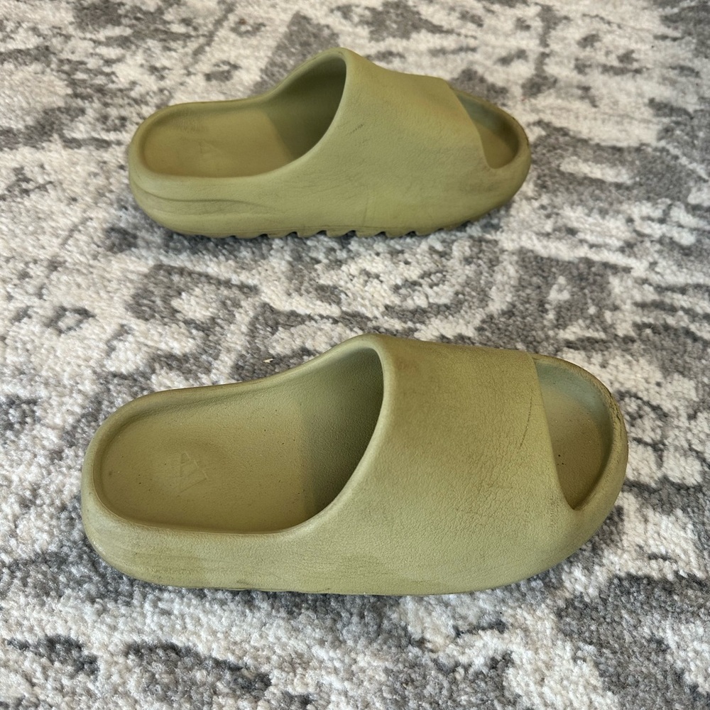 Yeezy Slides - Picture 2 of 7
